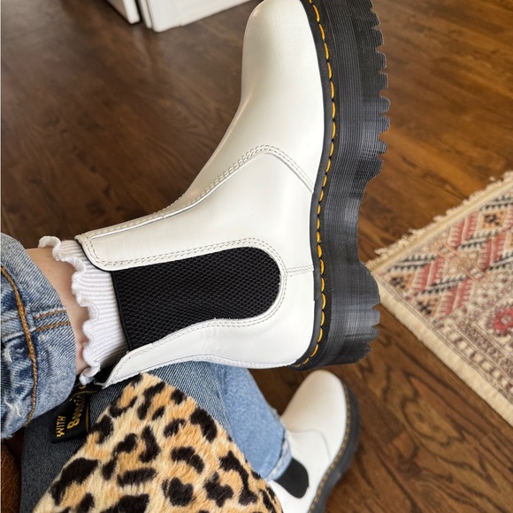 Dr Martens | 2976 SMOOTH LEATHER PLATFORM CHELSEA BOOTS WHITE - Picture 1 of 4
